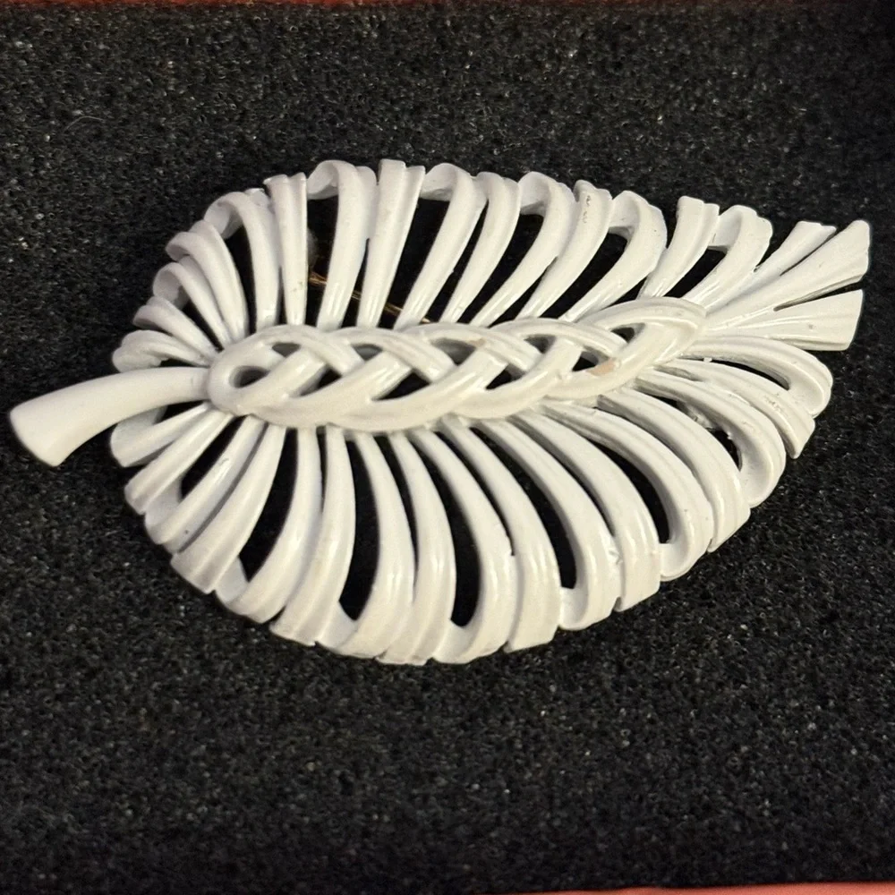 Vintage Monet White Enamel Leaf Brooch 60s-70s Openwork Design‎